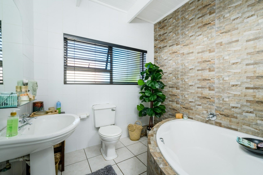 8 Bedroom Property for Sale in Summerstrand Eastern Cape